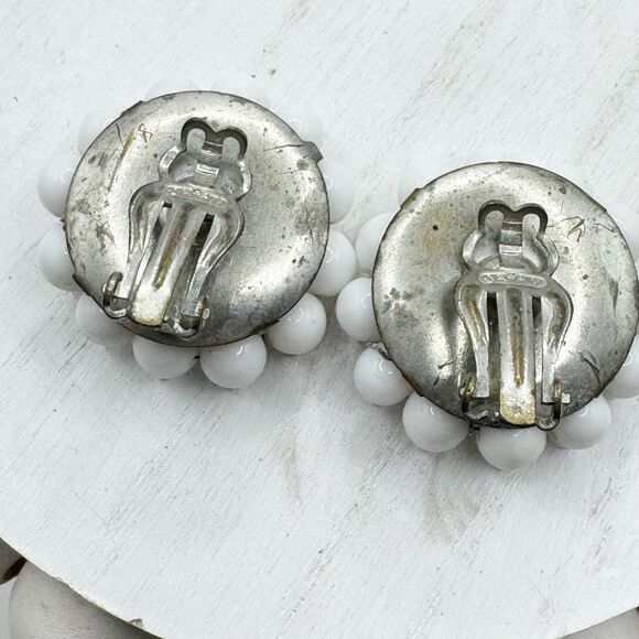 Vintage Japan White Milk Glass Bead Cluster Stud Clip On Earrings - Picture 9 of 9